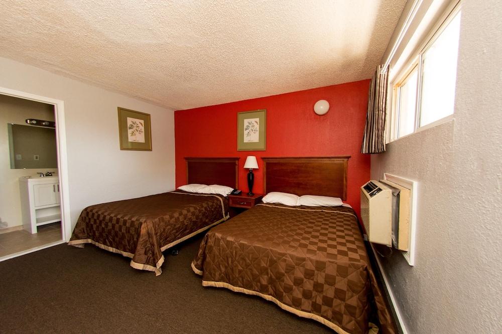 Scottish Inn and Suites photo 14