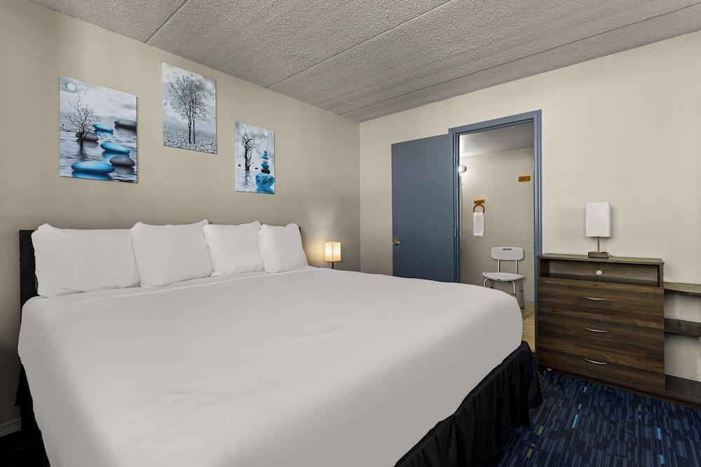 Americas Best Value Inn Gallup photo 16