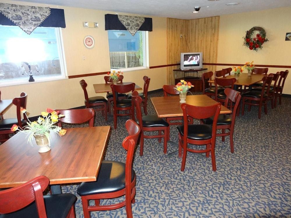 Fairgrounds Inn photo 28