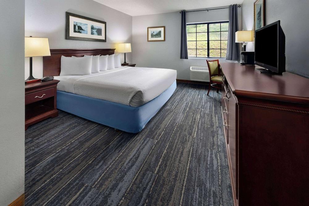 Days Inn by Wyndham Iron Mountain photo 23