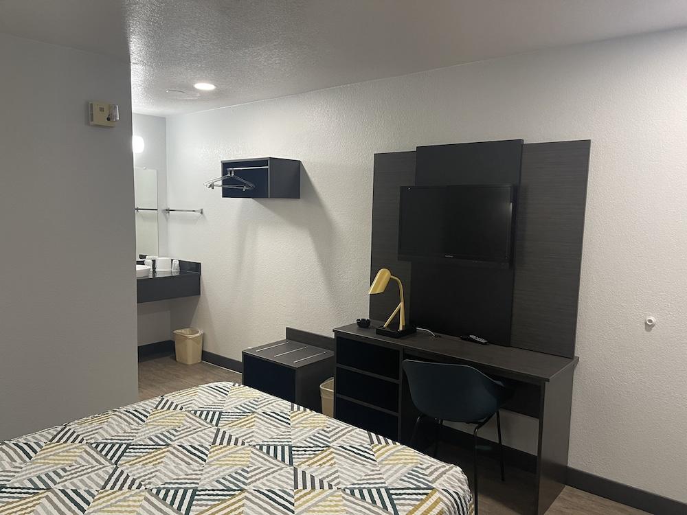 Motel 6 Denton, TX - UNT photo 10