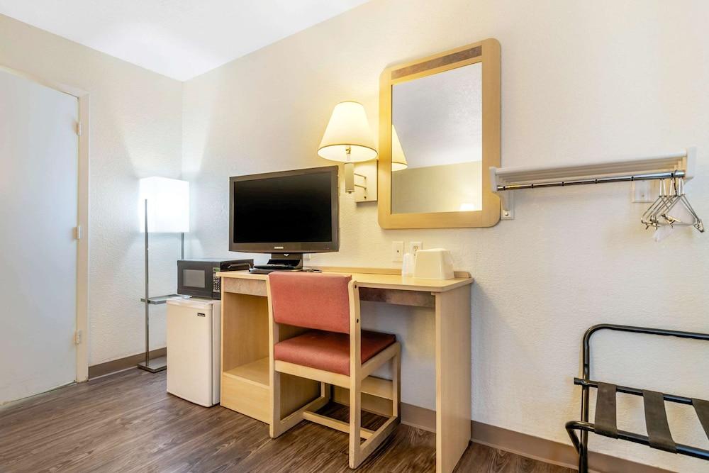 Rodeway Inn photo 20