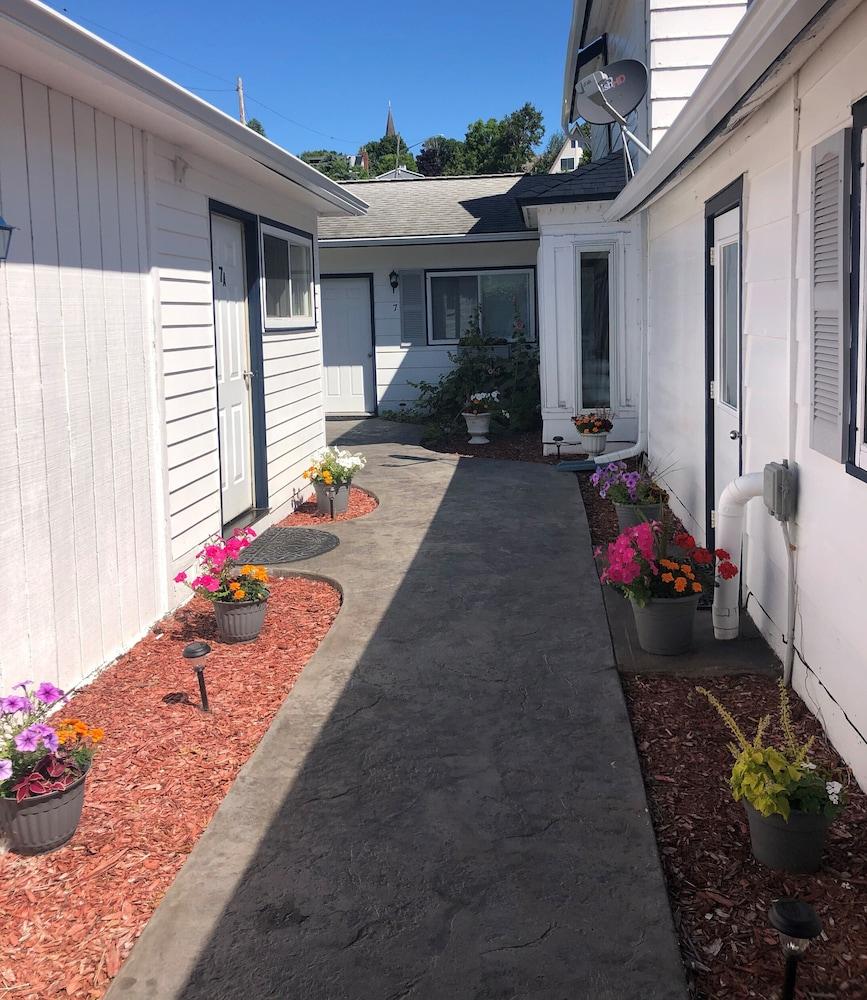 Harbor's Edge Motel photo 58