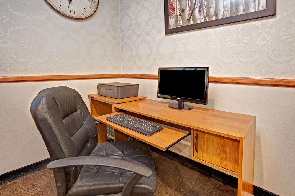 Days Inn & Suites by Wyndham Monroe photo 16