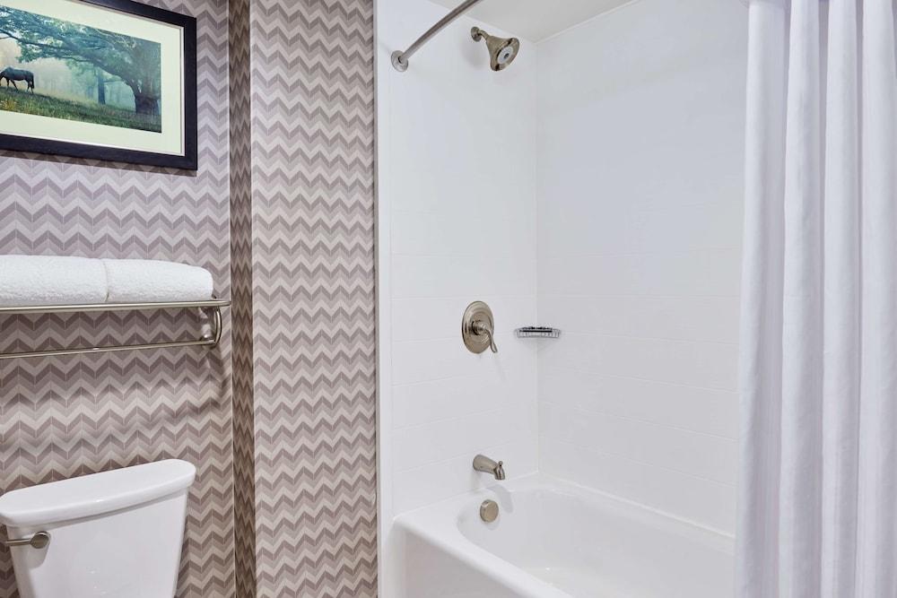 Homewood Suites by Hilton Teaneck Glenpointe photo 31