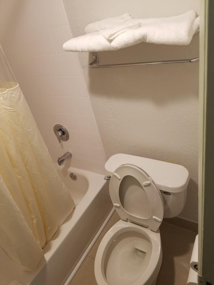 Budget Inn photo 13