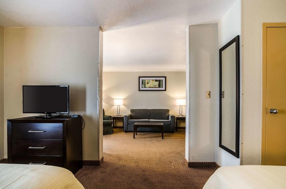 Quality Inn & Suites Winfield photo 17