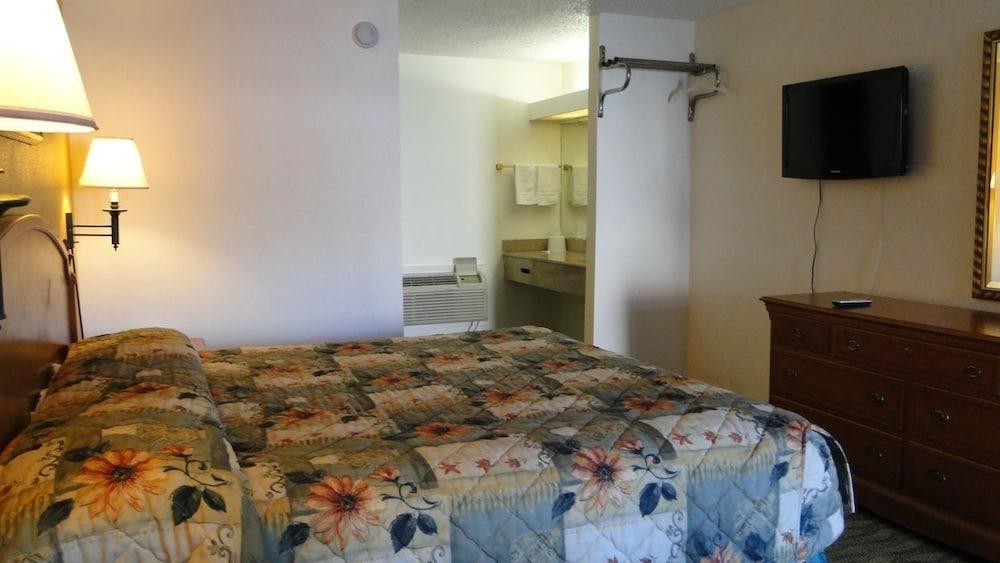 Deluxe Inn photo 25