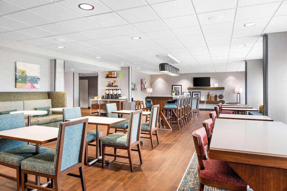Hampton Inn Grand Rapids-North photo 29