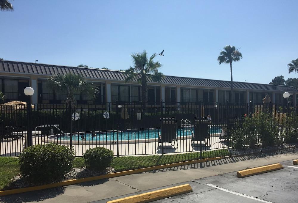 Econo Lodge Ormond Beach North - Daytona photo 15