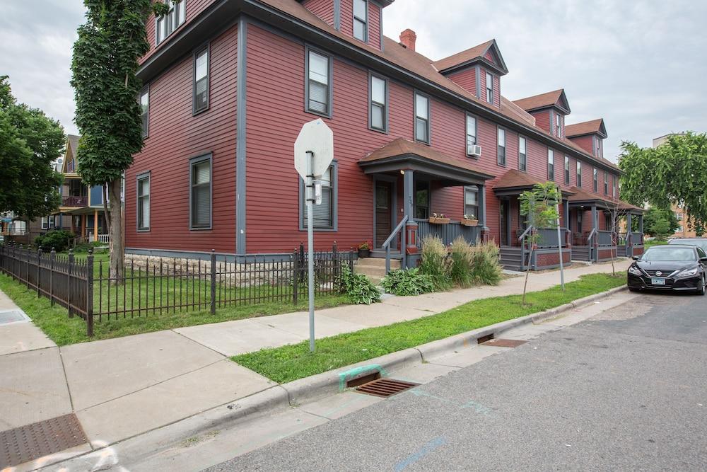 Midtown Manor photo 1