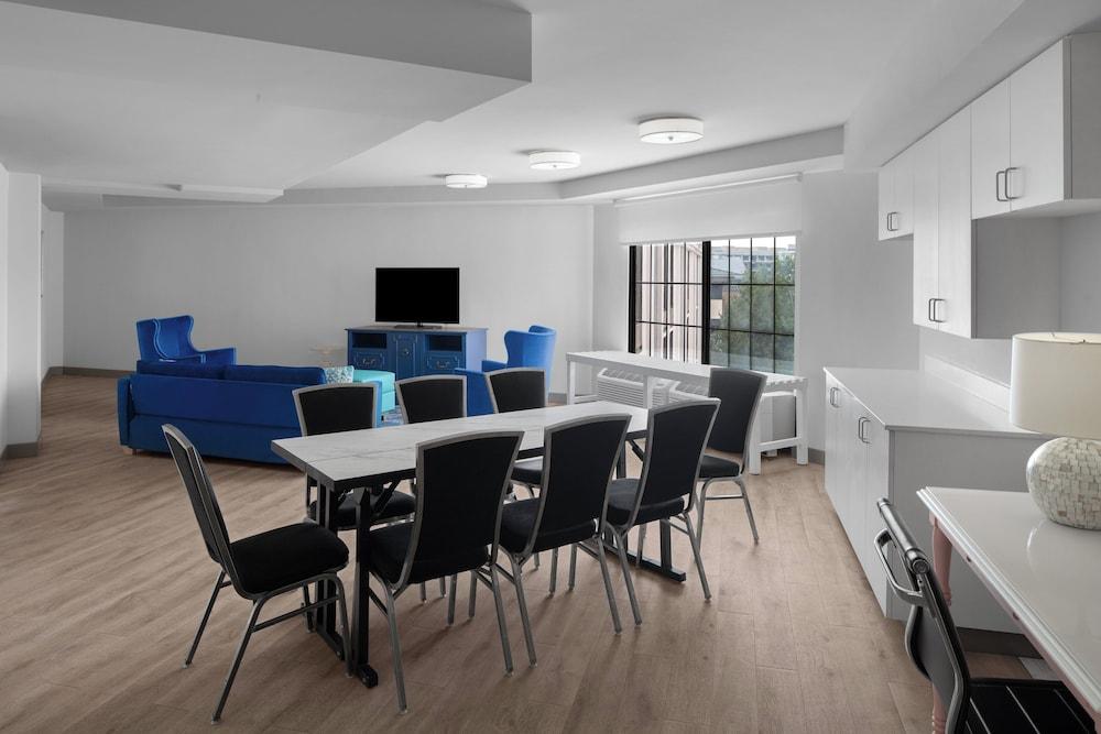 Hotel Indigo Mount Pleasant by IHG photo 8
