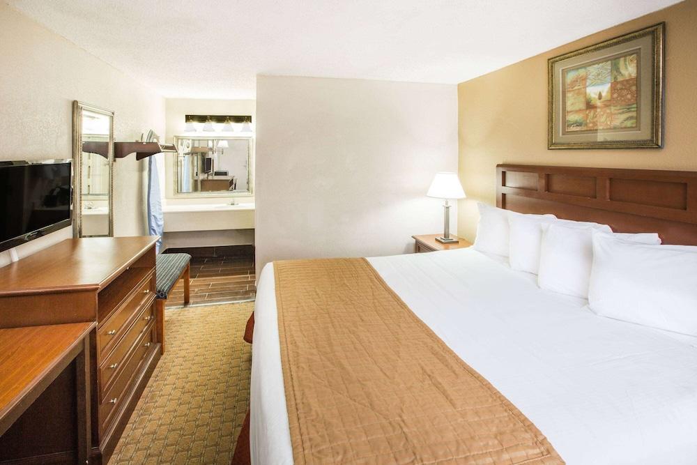 Baymont by Wyndham Mobile/ I-65 photo 11