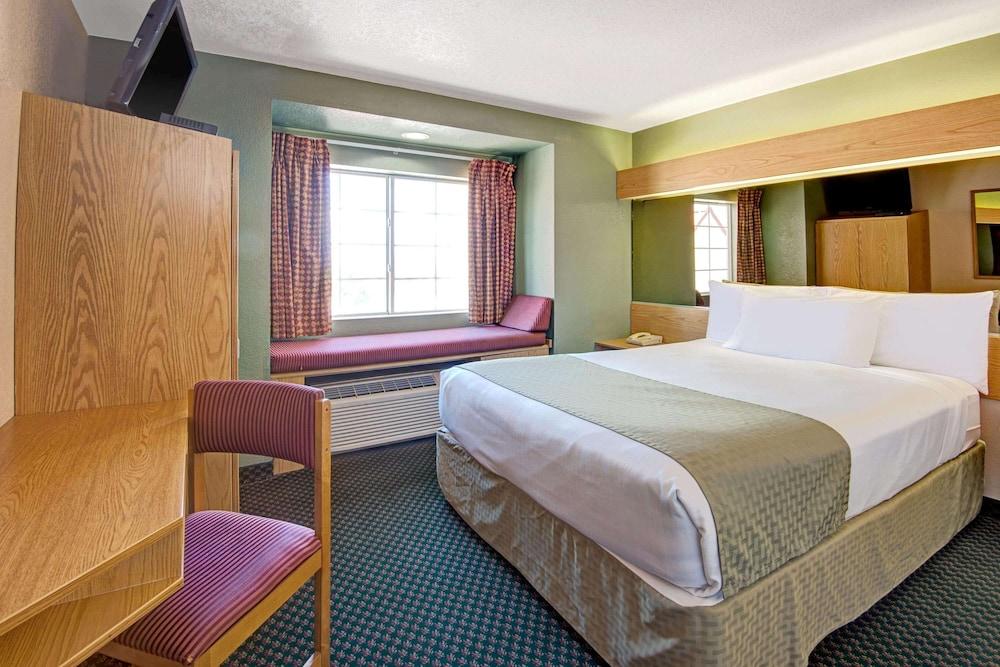 Microtel Inn & Suites by Wyndham Albuquerque West photo 12