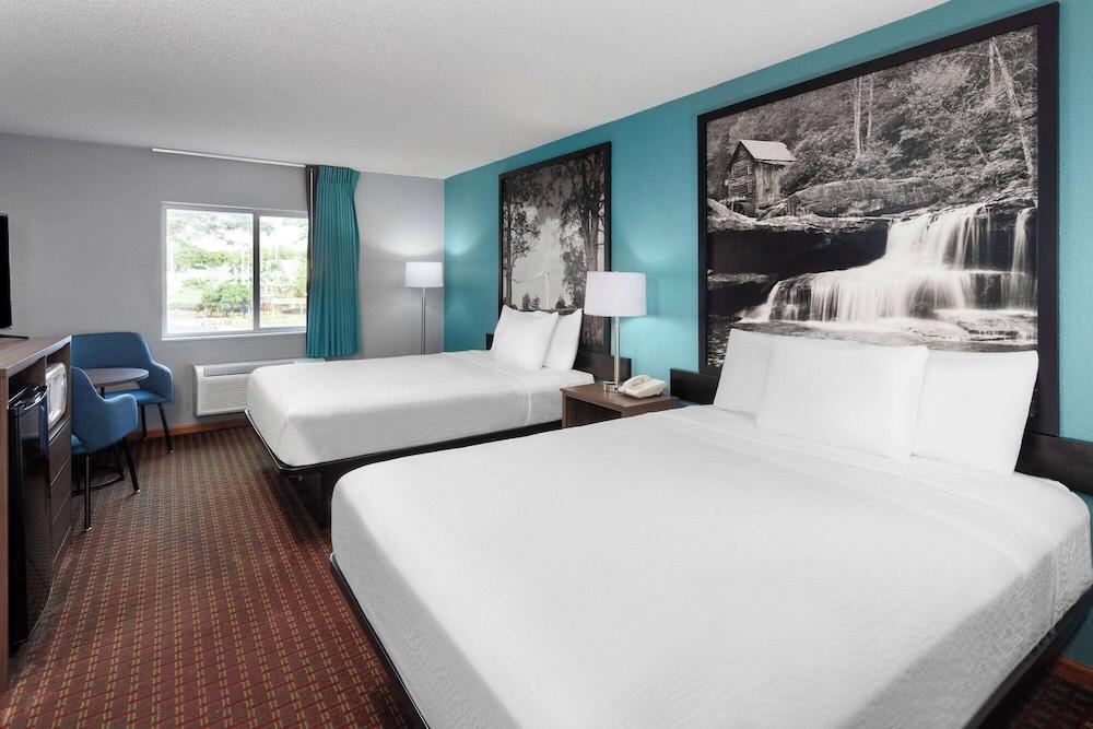 Super 8 by Wyndham McHenry/Fox Lake Area photo 9