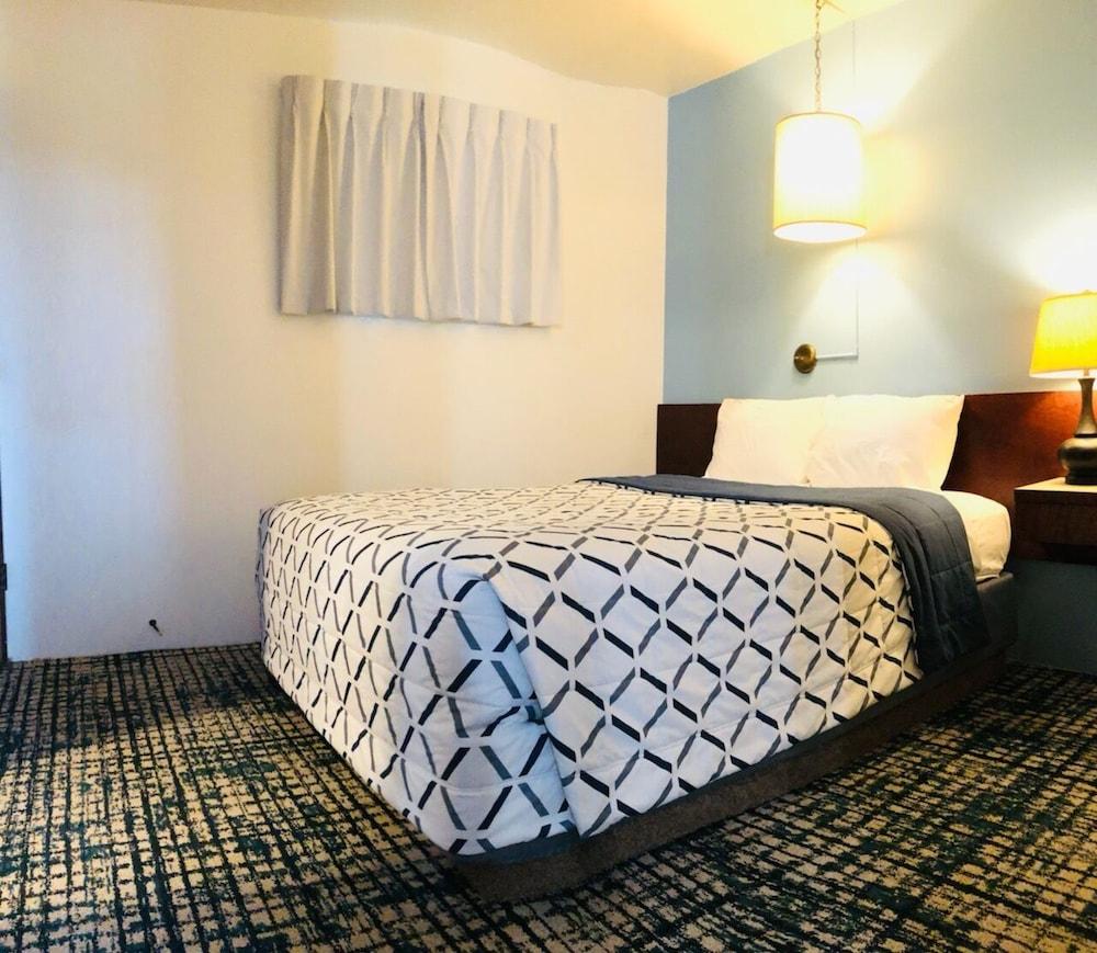 Curly Redwood Lodge photo 11