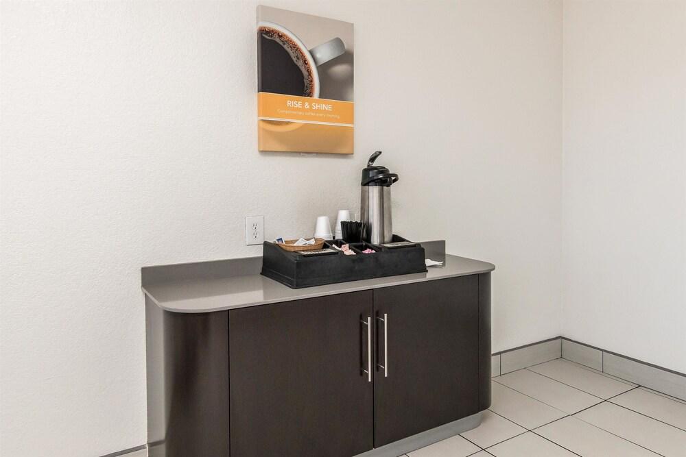 Motel 6 Fort Worth, TX - North photo 13