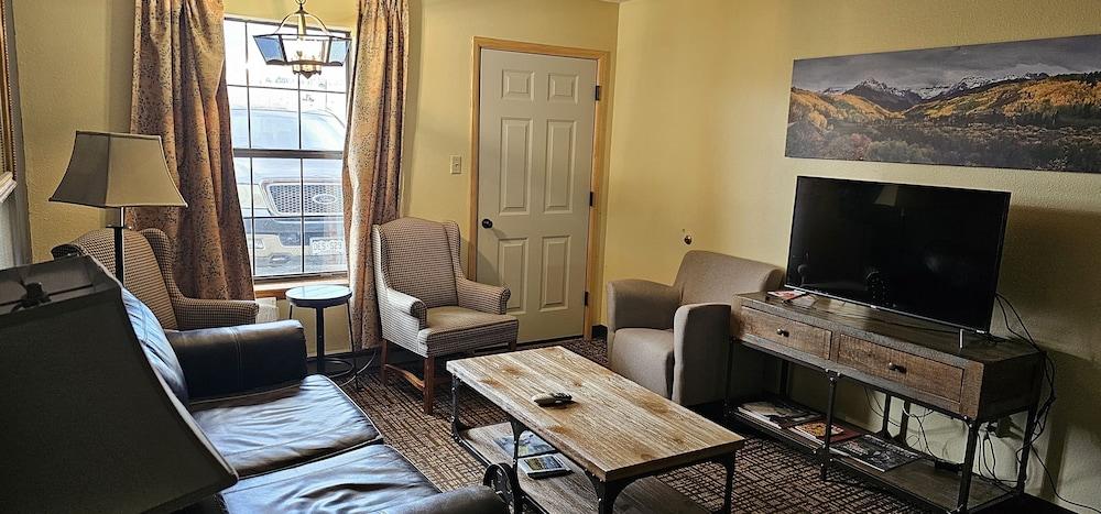 Econo Lodge Eagle Nest photo 56