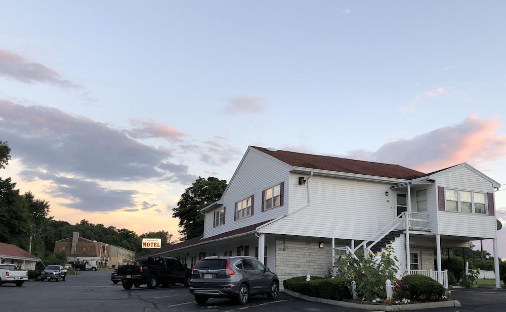 Chisholms Motor Inn photo 1