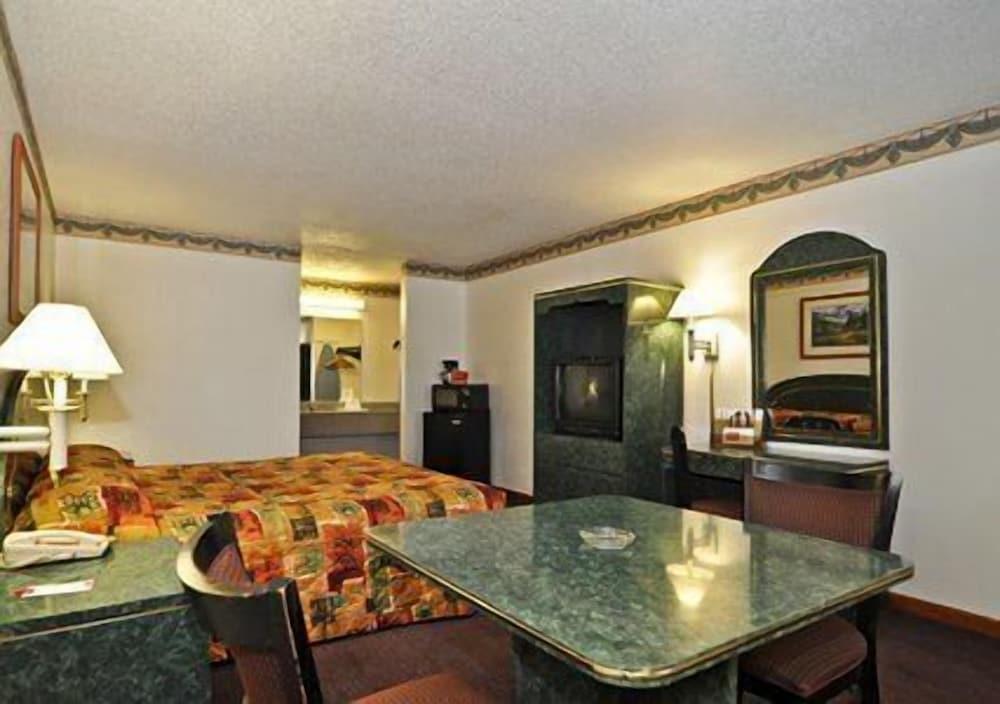 Econo Lodge Inn & Suites Albany North photo 18