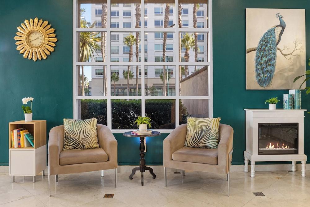 Peacock Suites photo 3