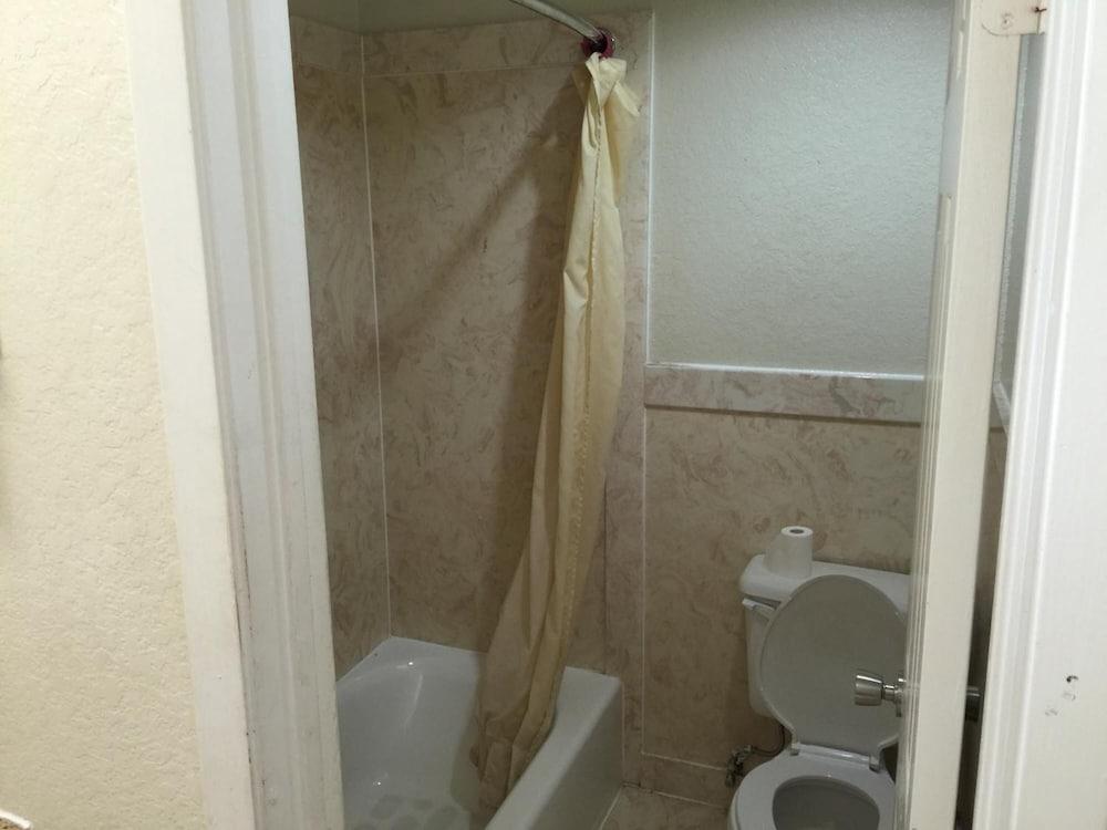 Regency Inn and Suites photo 7