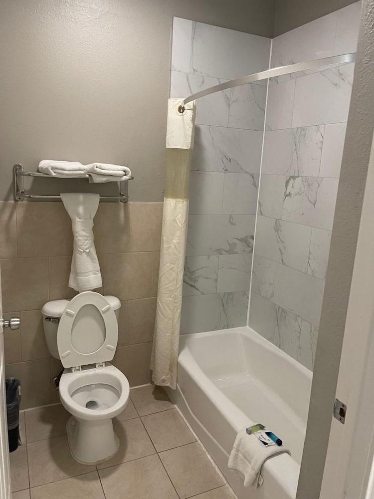 Scottish Inns and Suites Alvin photo 17