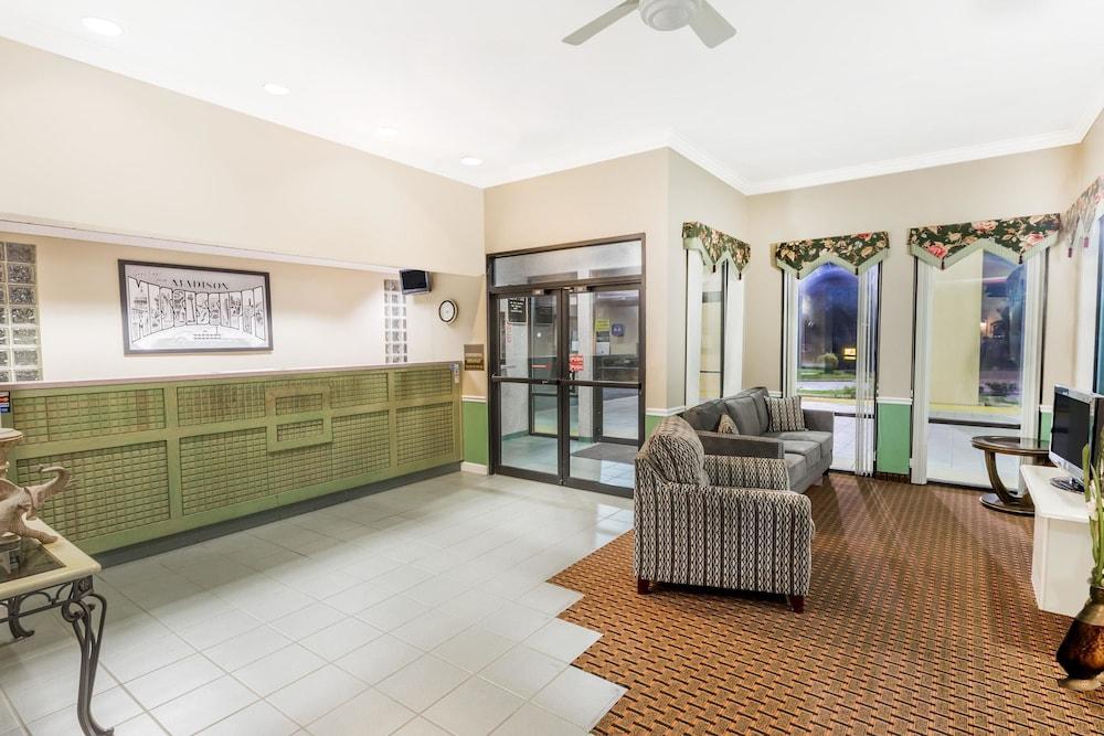 Super 8 by Wyndham Madison/Ridgeland Area photo 3