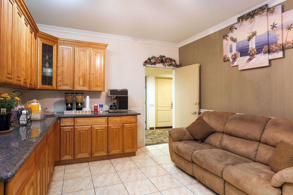 Howard Johnson by Wyndham Bakersfield photo 13
