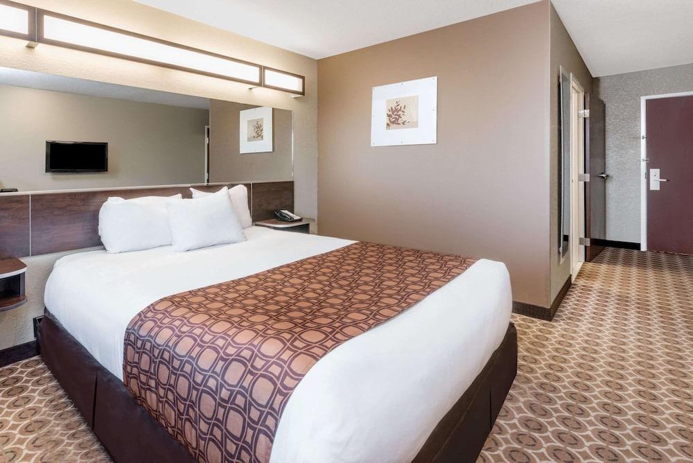 Microtel Inn & Suites by Wyndham Dickinson photo 8