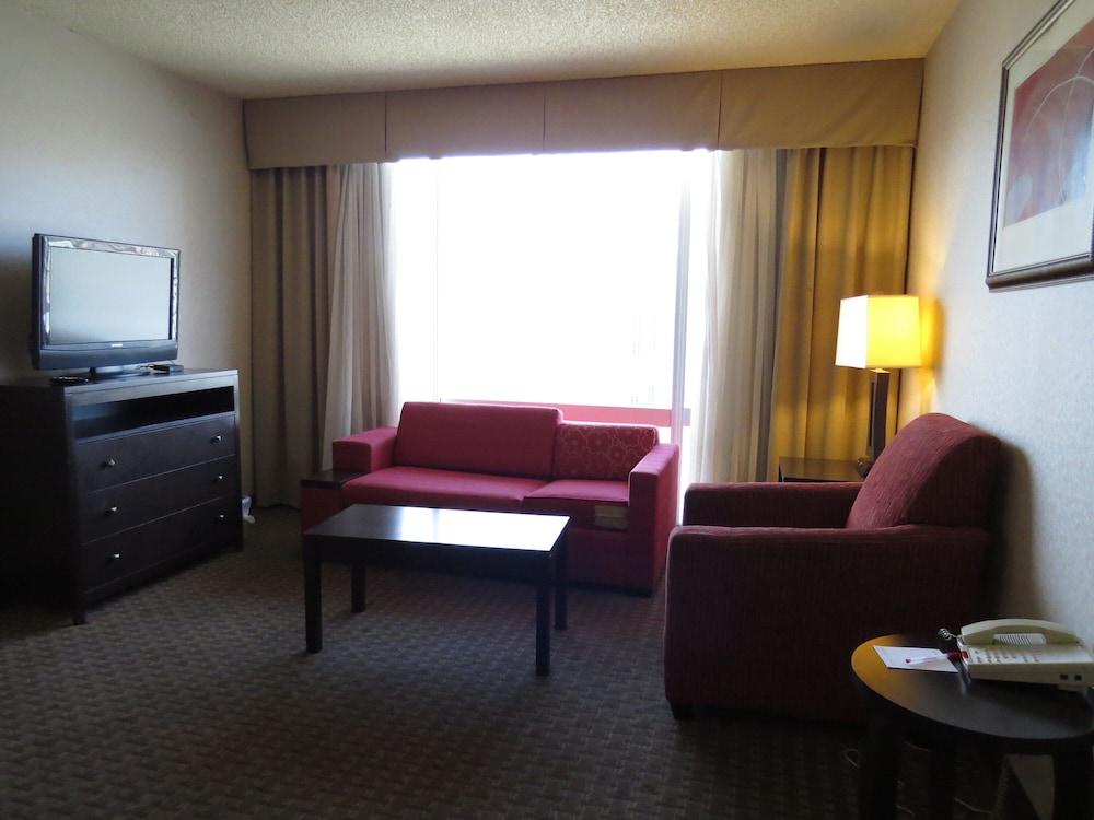 Holiday Inn Express & Suites Phoenix Midtown by IHG photo 64