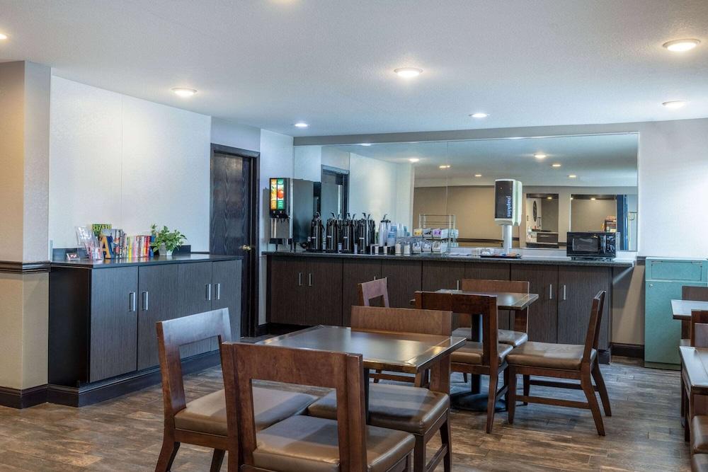 Travelodge by Wyndham Brooklyn Center photo 33