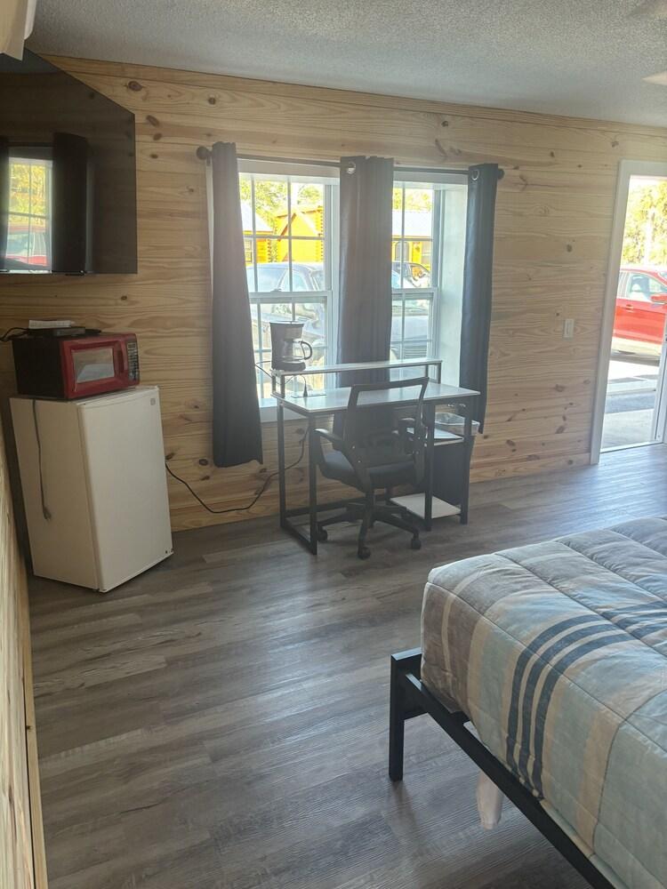 Good Times Motel and Marina photo 40
