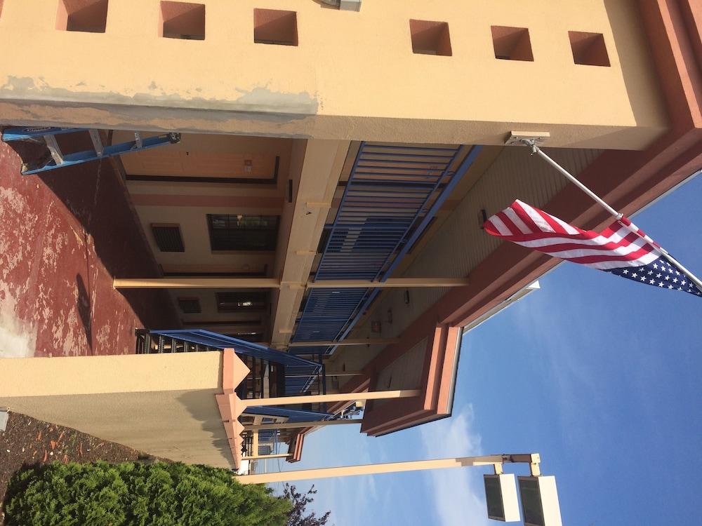 South Bay Motel photo 1