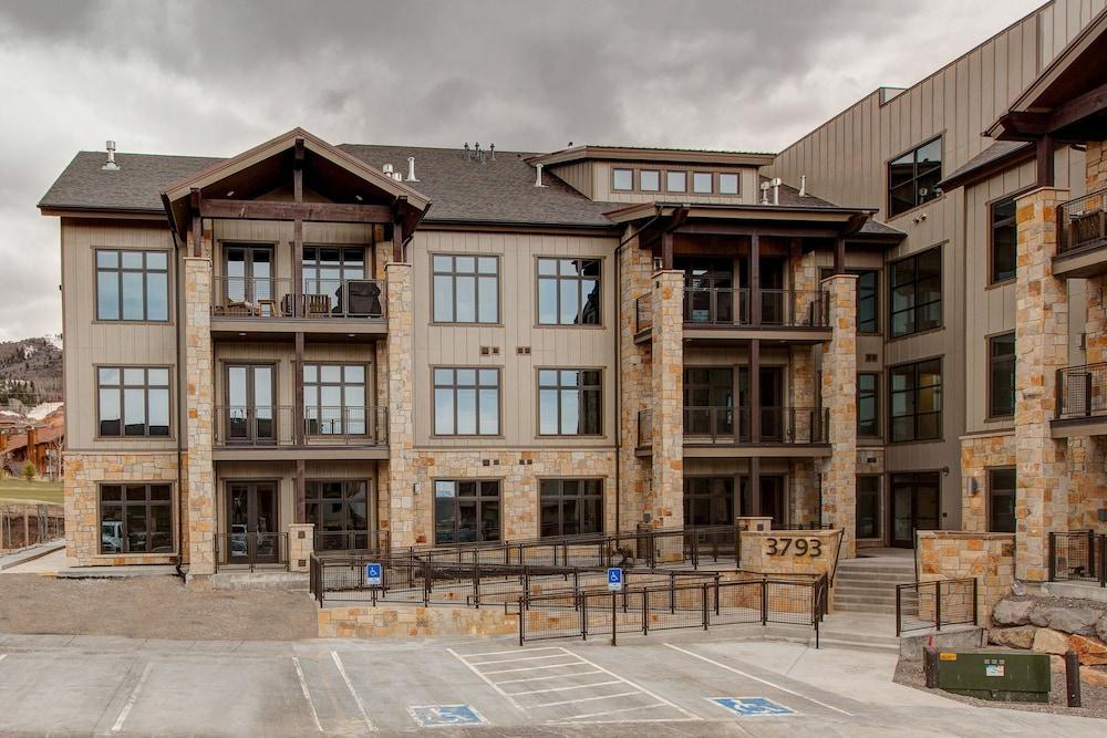 The Residences at Blackstone photo 26