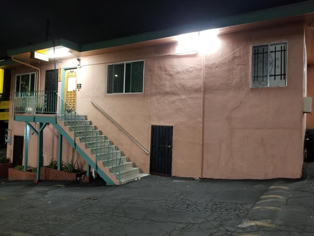 Travis Lodge Motel 16 photo 9