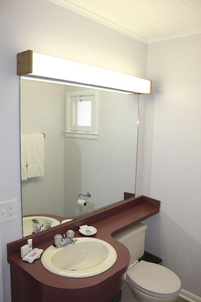Admiral Motel photo 61