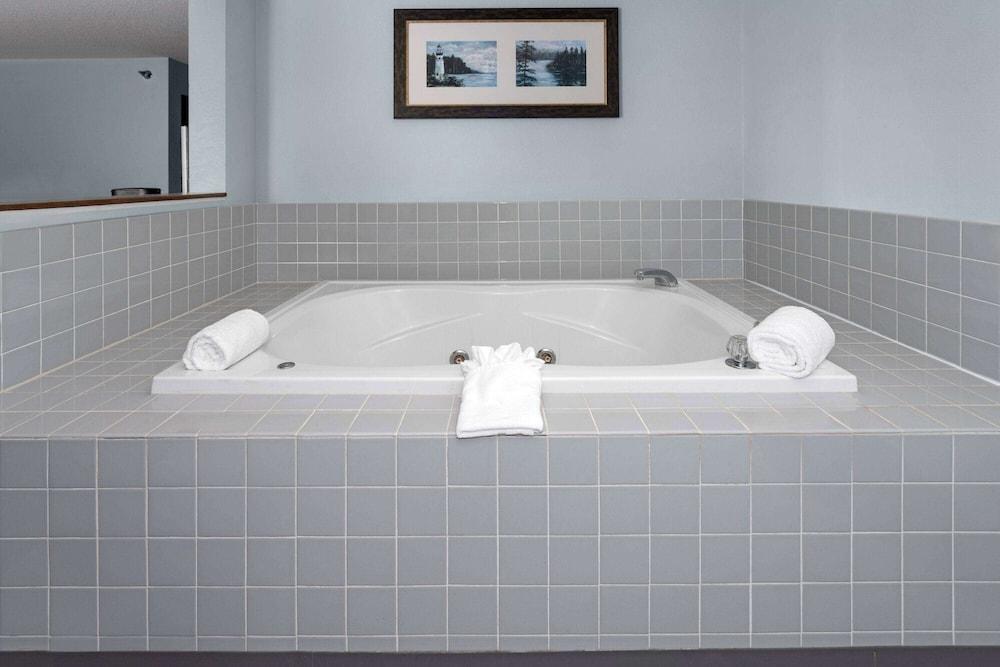 Days Inn by Wyndham Iron Mountain photo 18