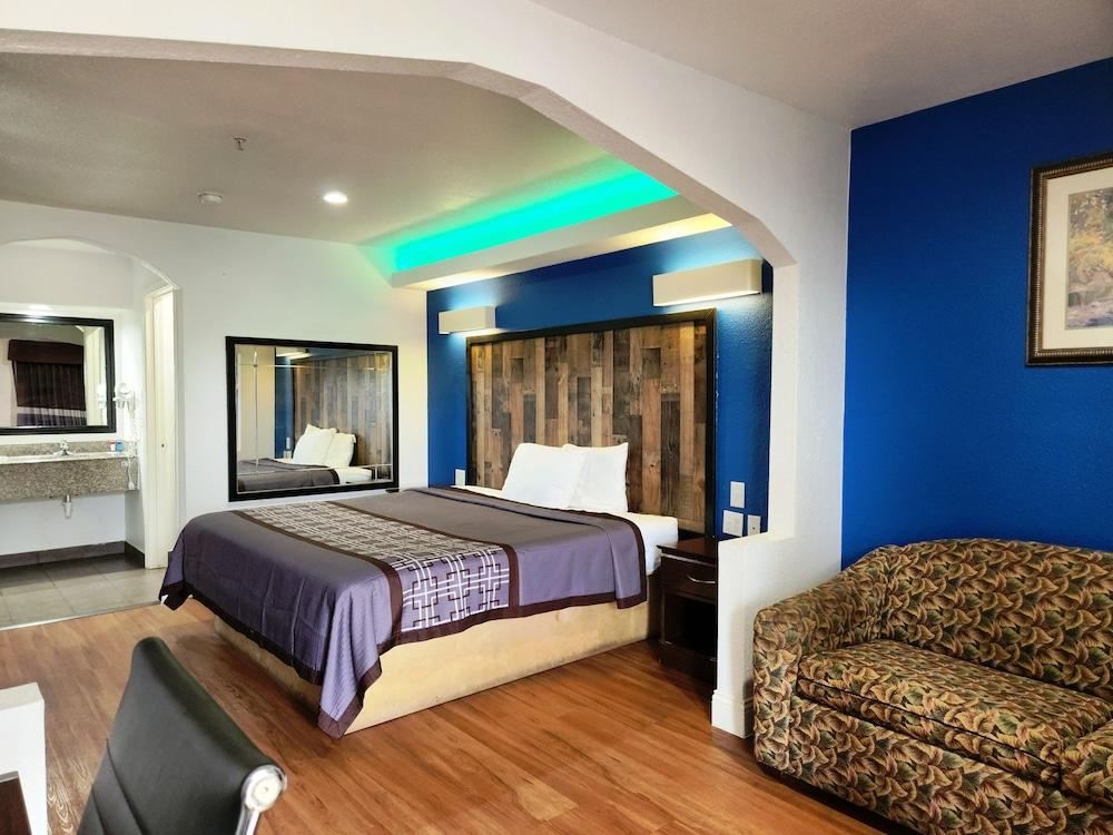 Express Inn Tomball photo 13