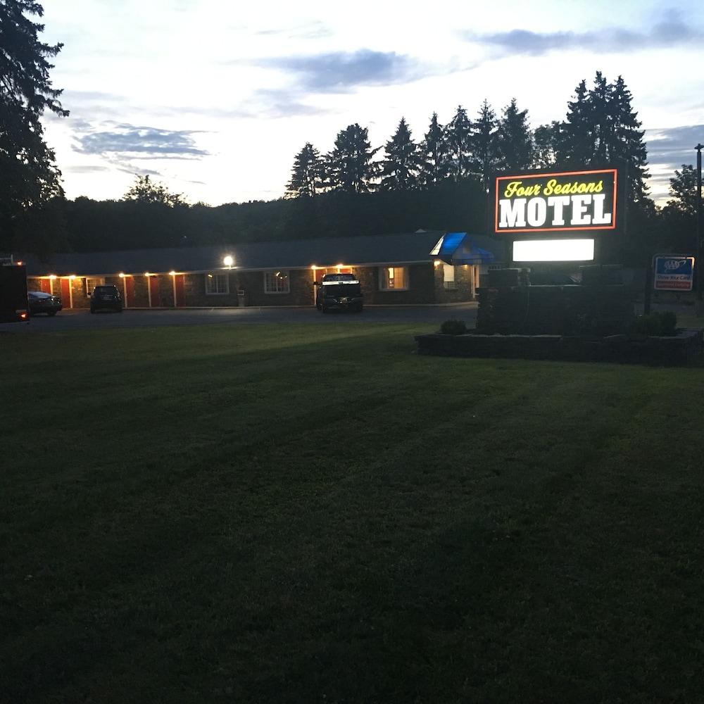 Four Season Motel photo 1