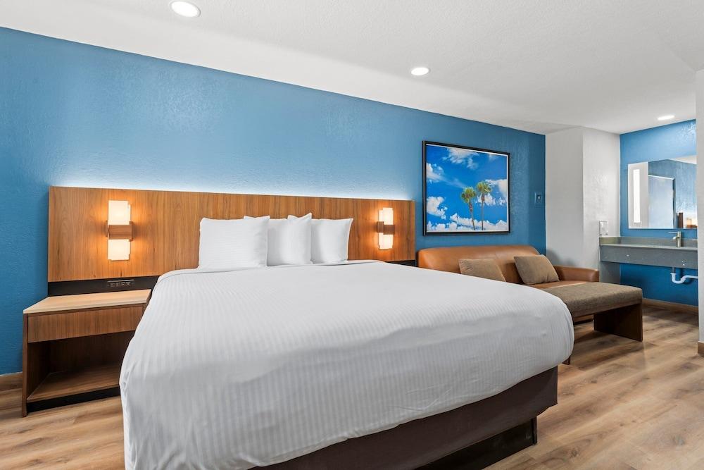 Econo Lodge Inn & Suites Sealy photo 5