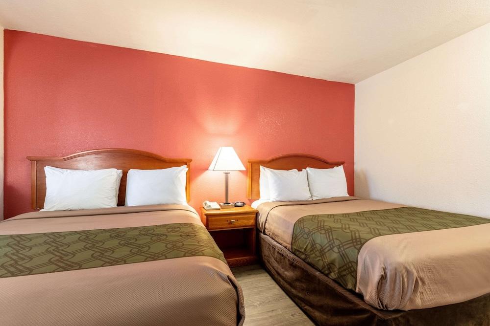 Econo Lodge Inn & Suites Memphis East photo 37