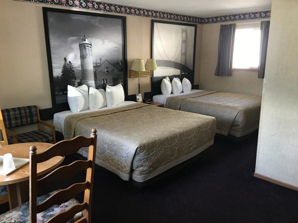 Super 8 by Wyndham Mackinaw City/Beachfront Area photo 4