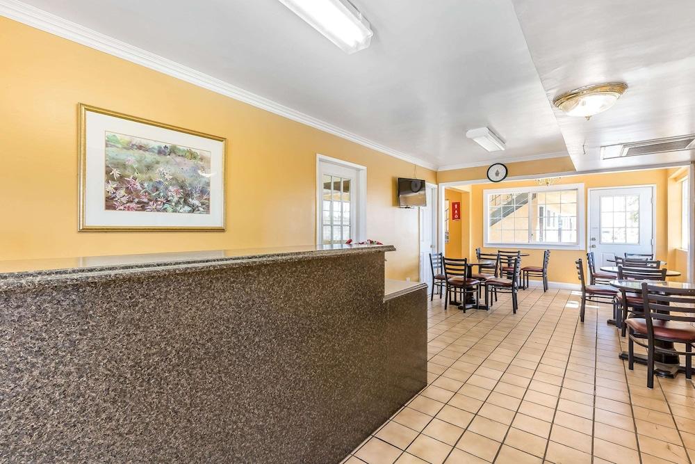 Economy Inn Buttonwillow Bakersfield I-5 photo 3