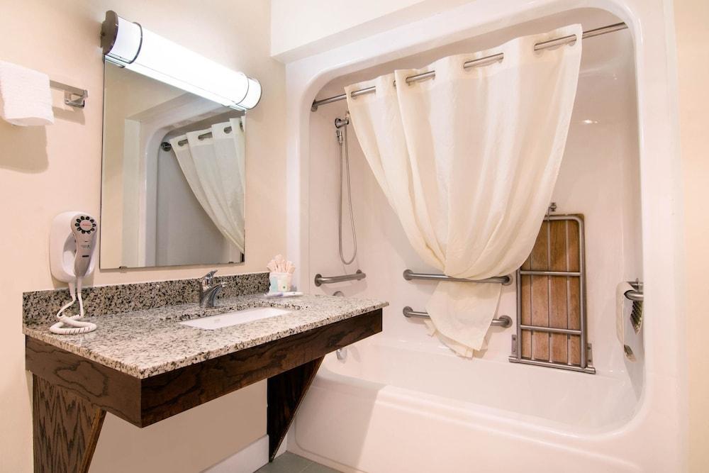 Quality Inn & Suites Carthage near Precious Moments Chapel photo 43