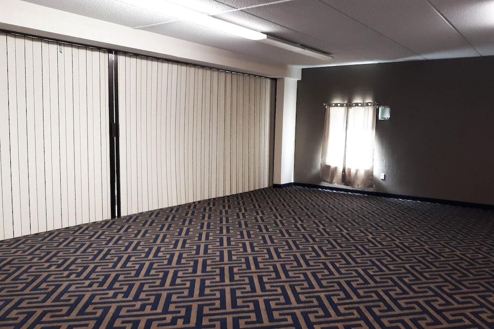 Econo Lodge Forest City photo 32