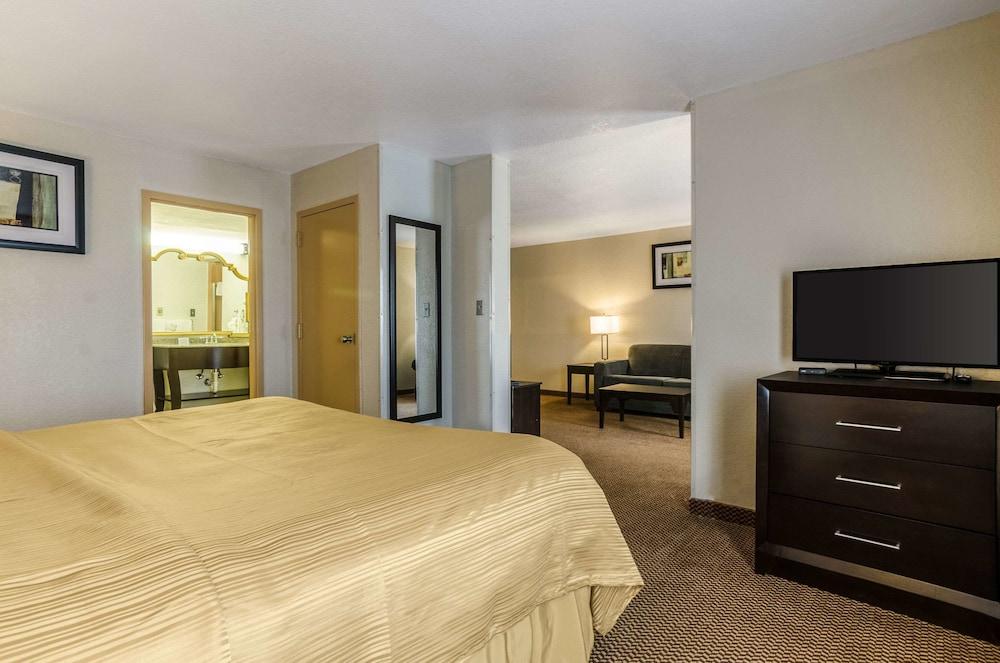 Quality Inn & Suites Winfield photo 26