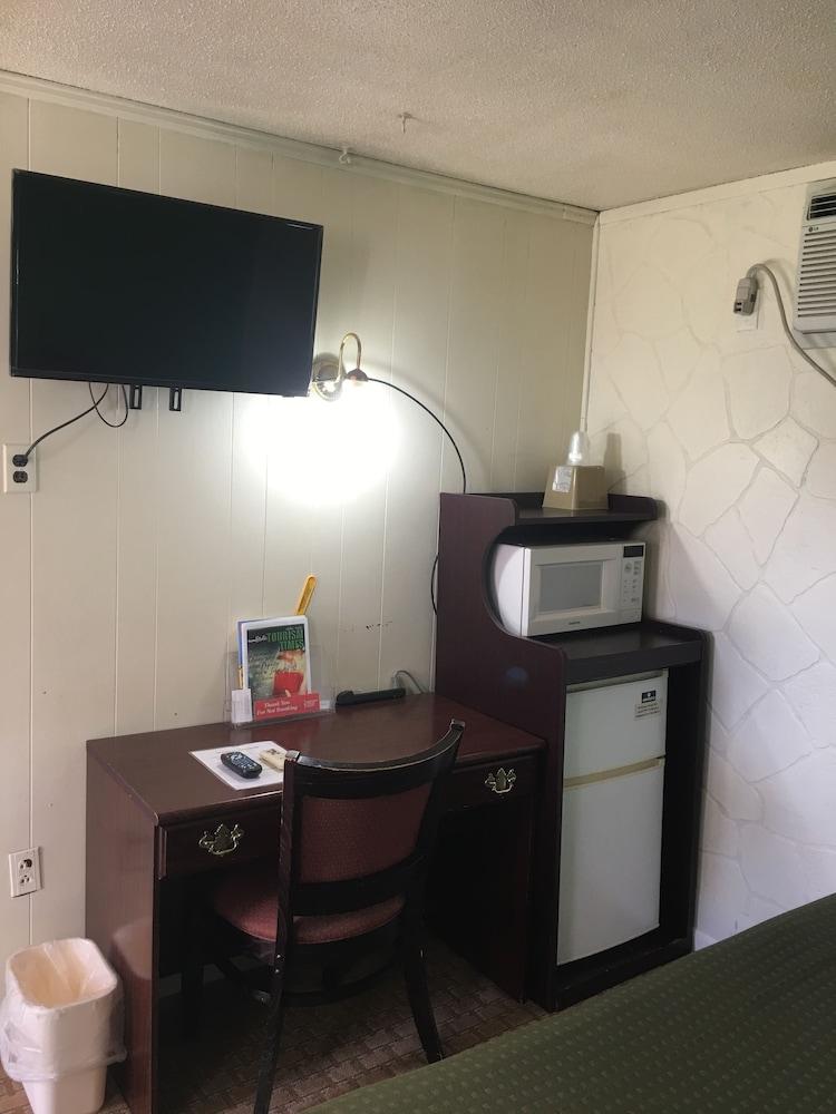 Traveler's Inn Motel photo 35