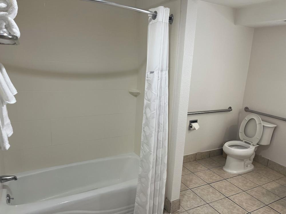 Howard Johnson by Wyndham Malden Boston Area photo 6