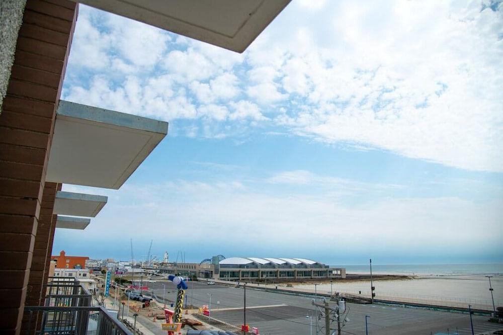 Newport Beach Resort photo 8